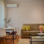 Apartment Seasons - Free Parking & Center *