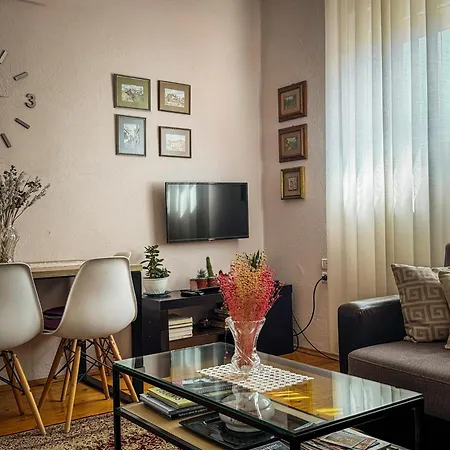 Seasons - Free Parking & Center *