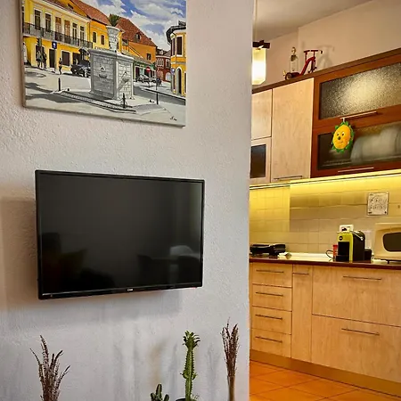 Seasons - Free Parking & Center