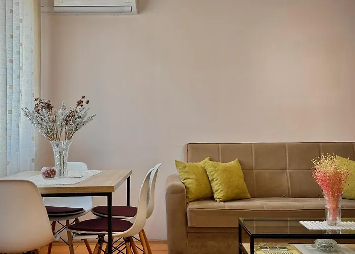 Apartment Seasons - Free Parking & Center *