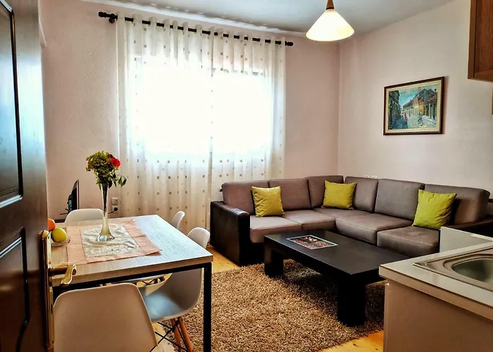 Apartment Seasons - Free Parking & Center *