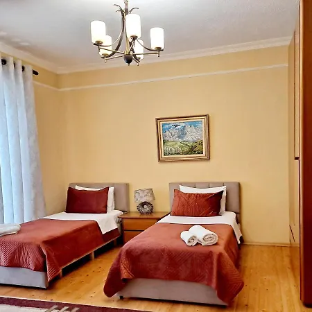 Apartment Seasons - Free Parking & Center *