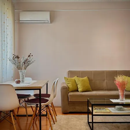 Apartment Seasons - Free Parking & Center *