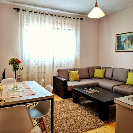 Apartment Seasons - Free Parking & Center *
