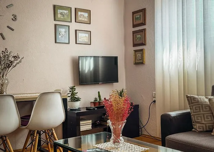 Seasons - Free Parking & Center *