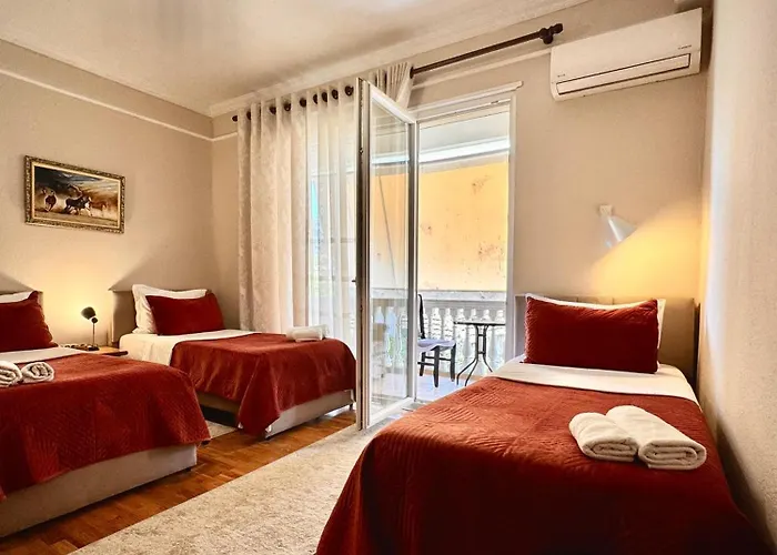 Seasons - Free Parking & Center *