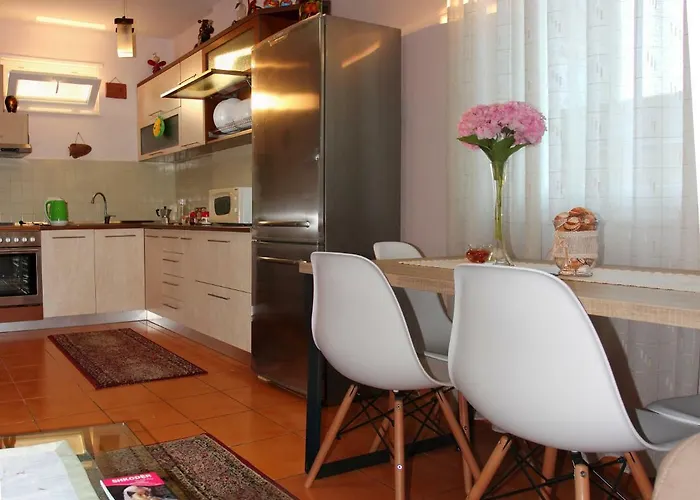 Seasons - Free Parking & Center * Shkodër