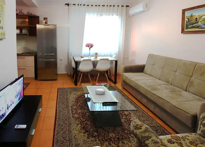 Seasons - Free Parking & Center Shkodër